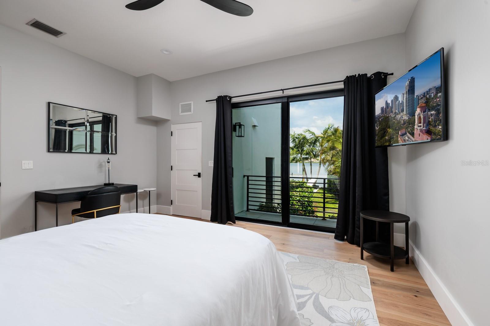 Guest Room/Office (First Floor)