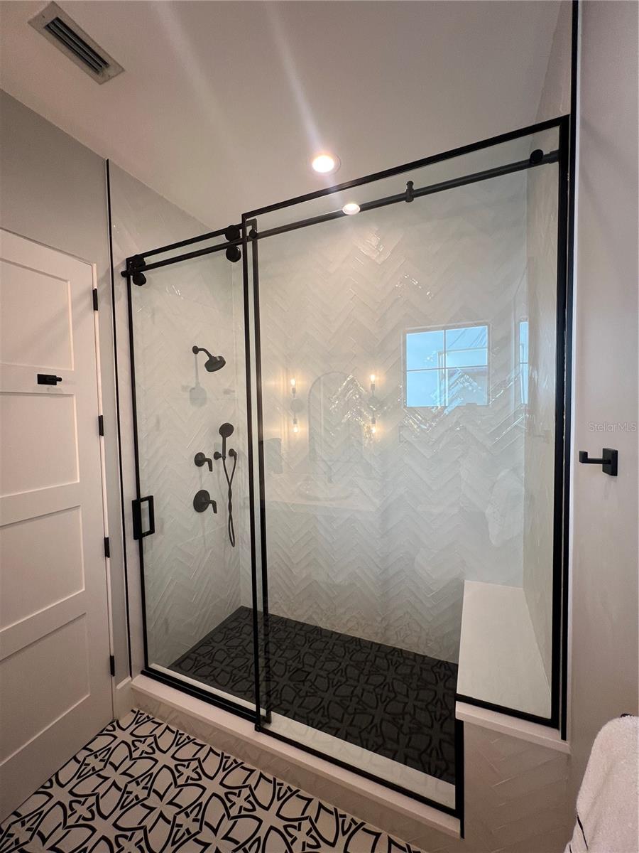 Guest Bathroom (First Floor)