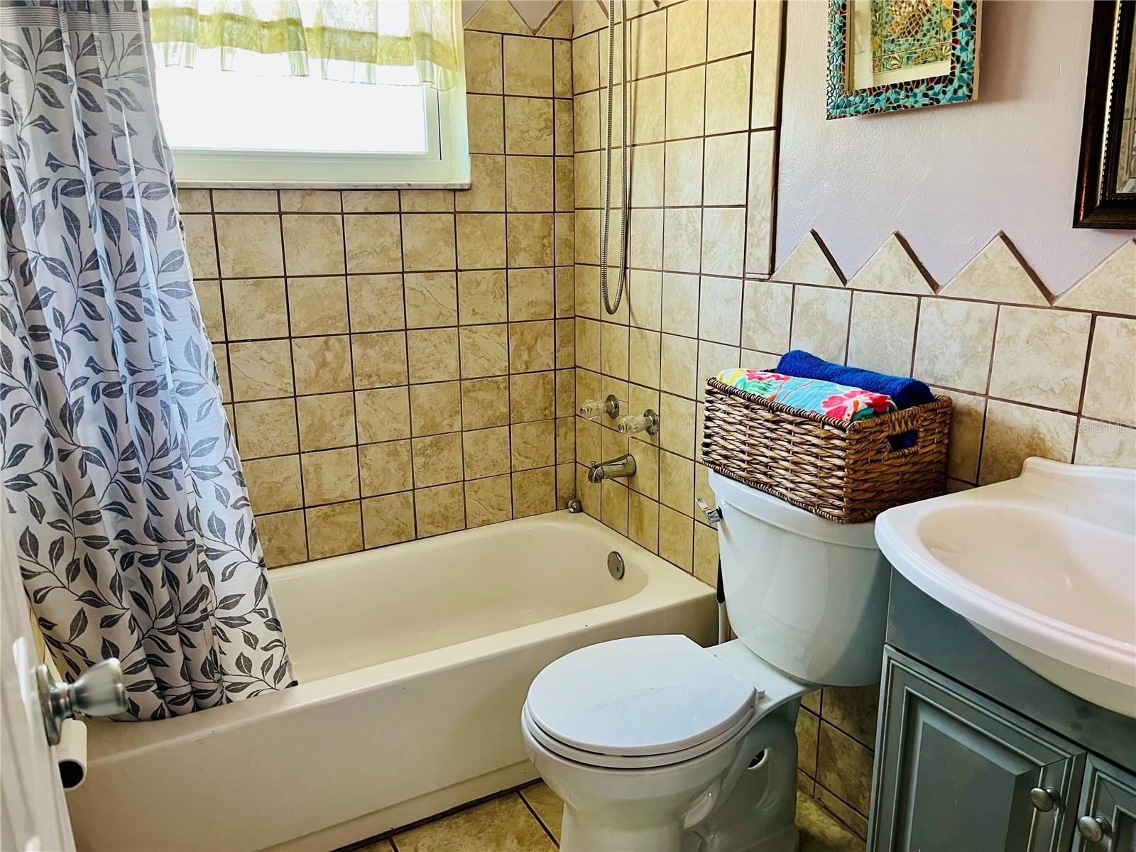 Bathroom, shower with tub