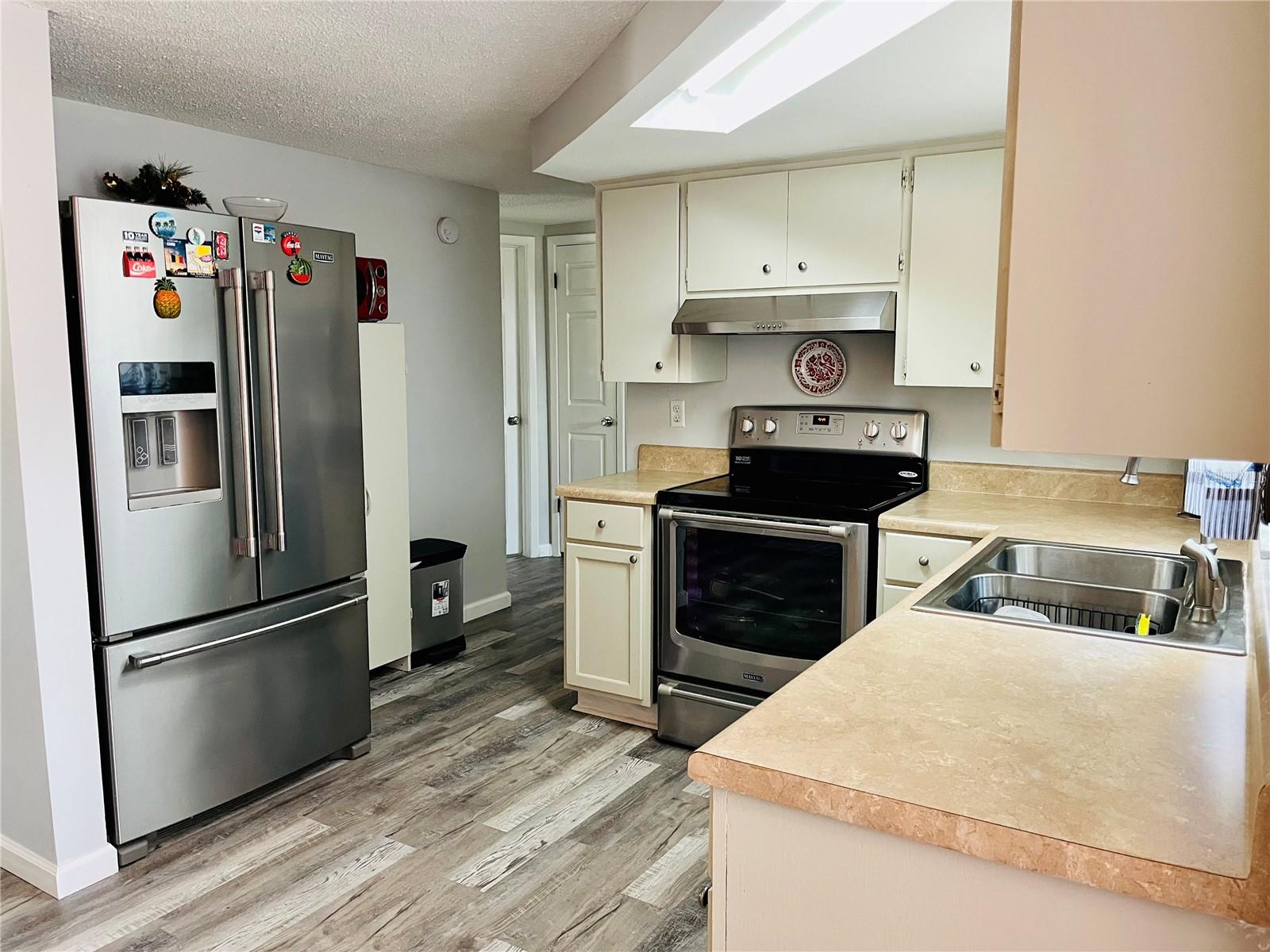 Kitchen, stainless steel appliances