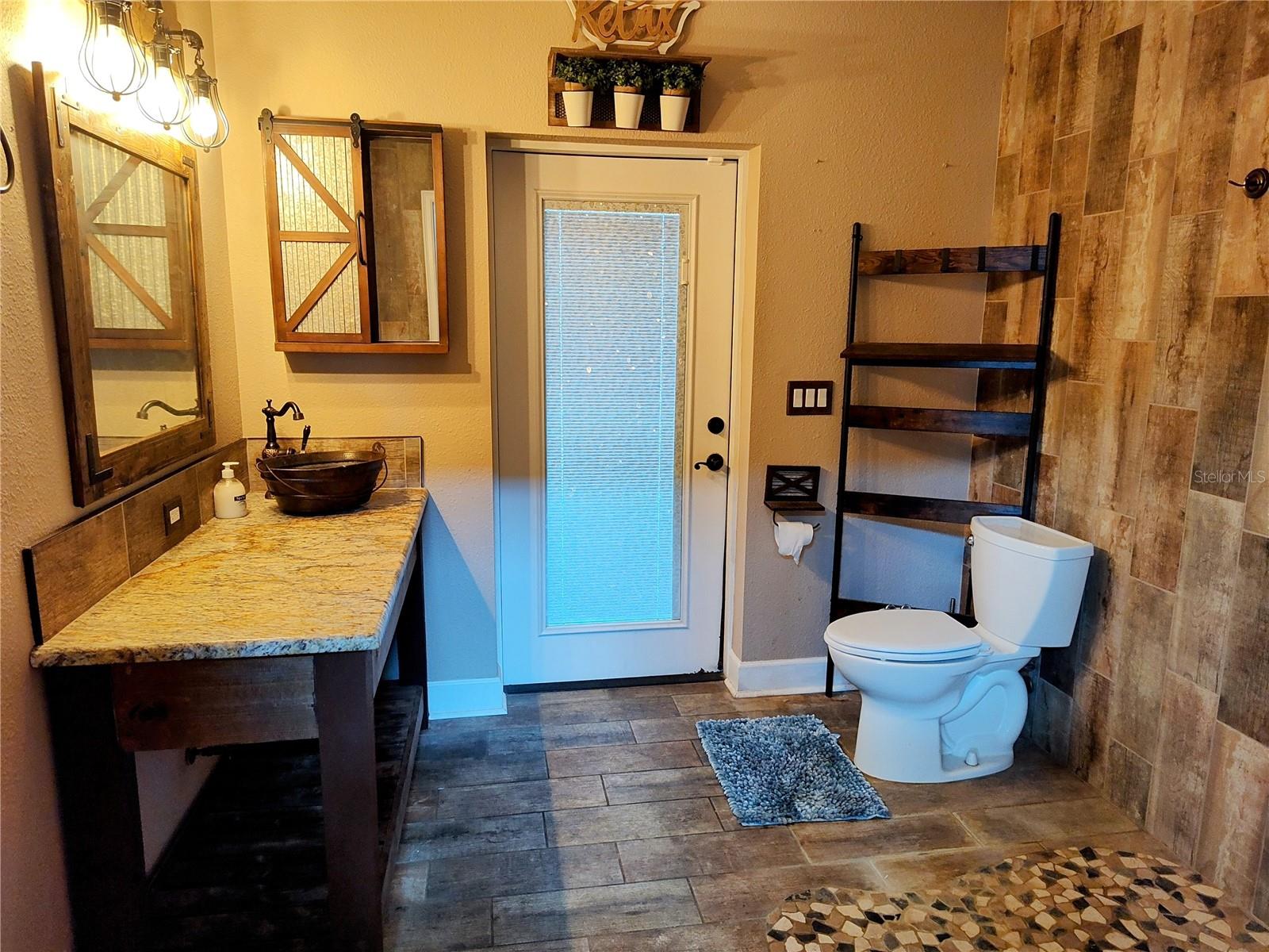 Downstairs/pool bath