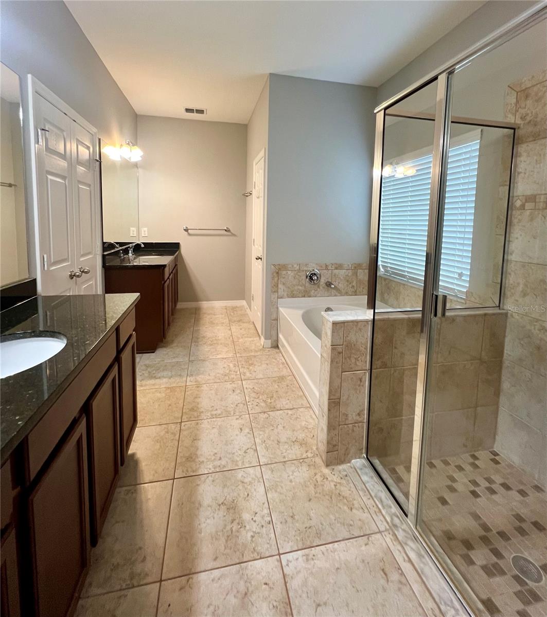 Primary en suite bath