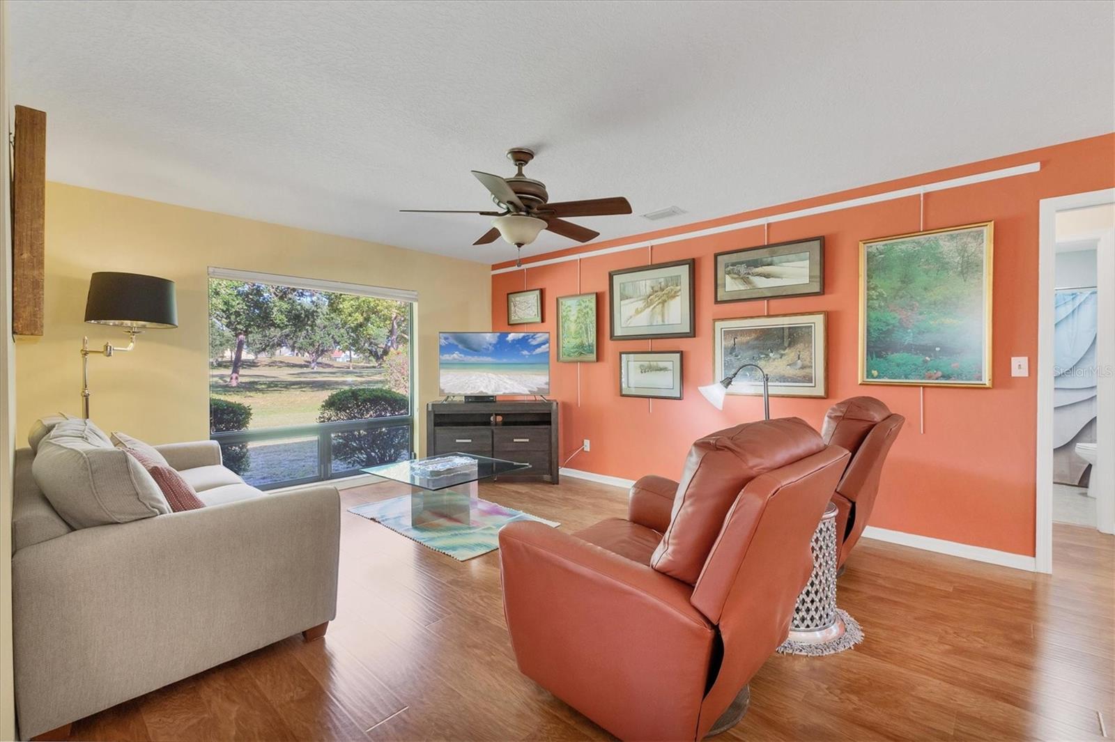 airy with wonderful golf course view