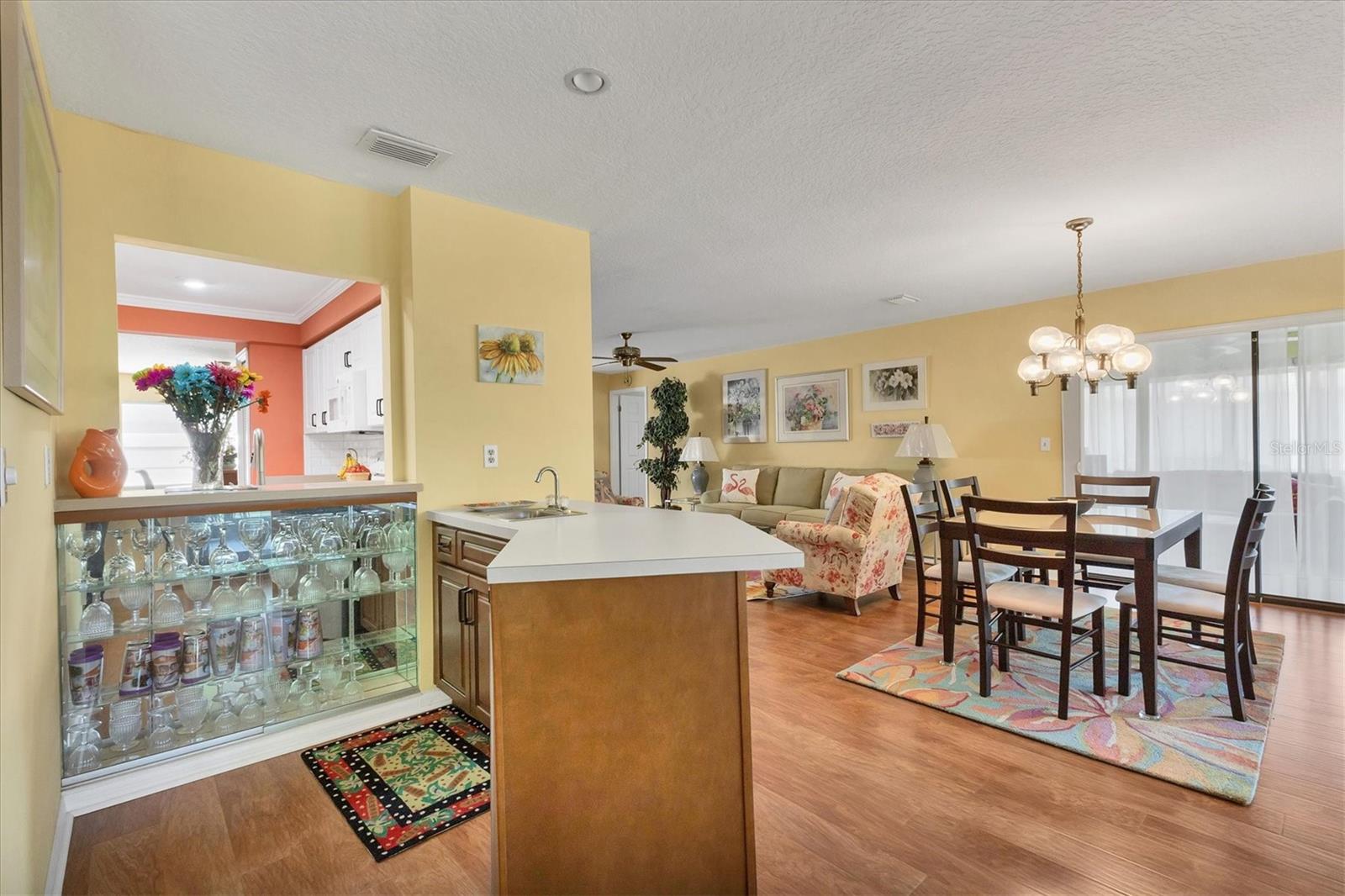 bar area between family room, kitchen and living rooms