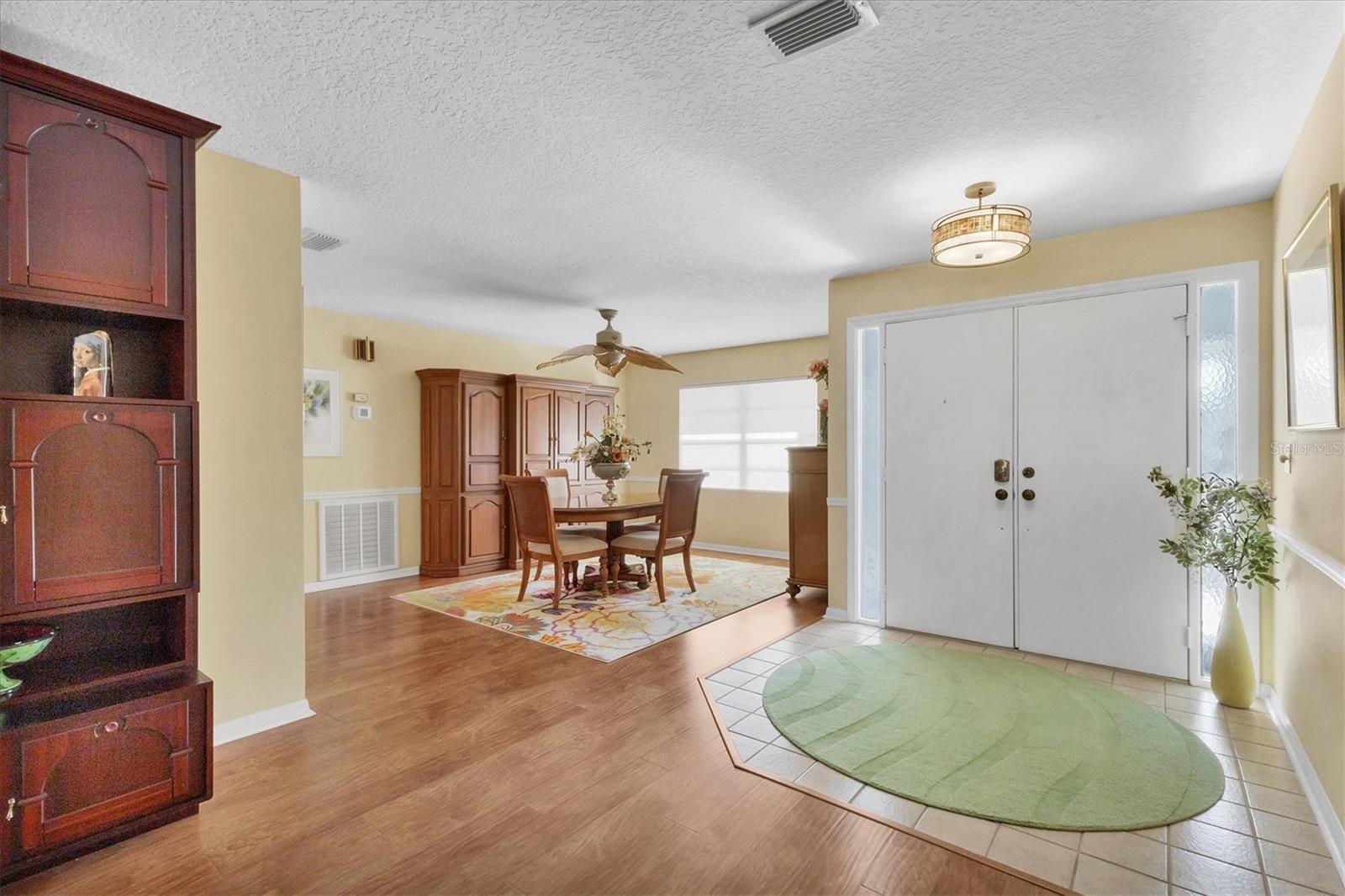 very spacious entry to dining room/living room