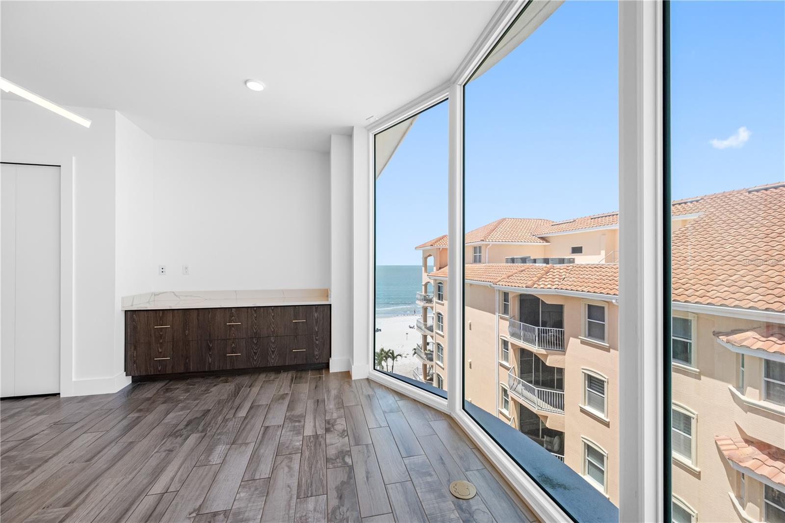 "Flex Room" bay window