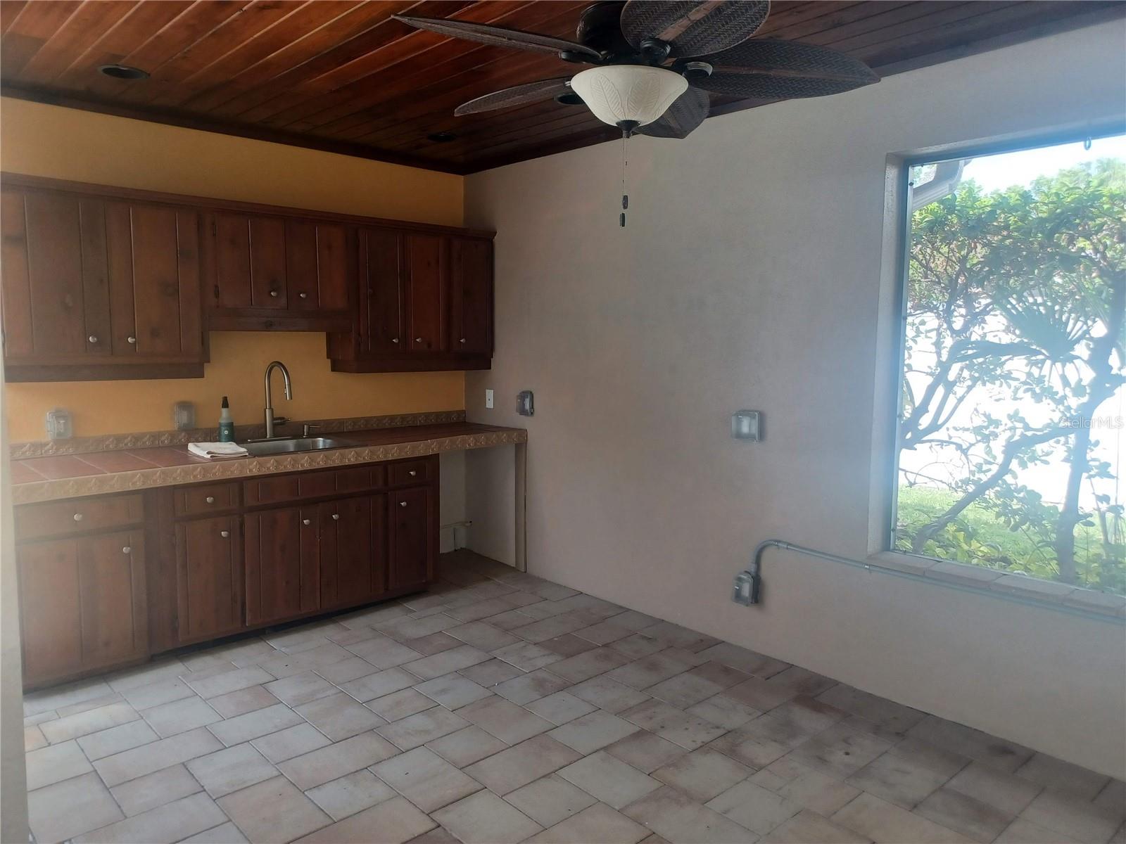 Outdoor kitchen area