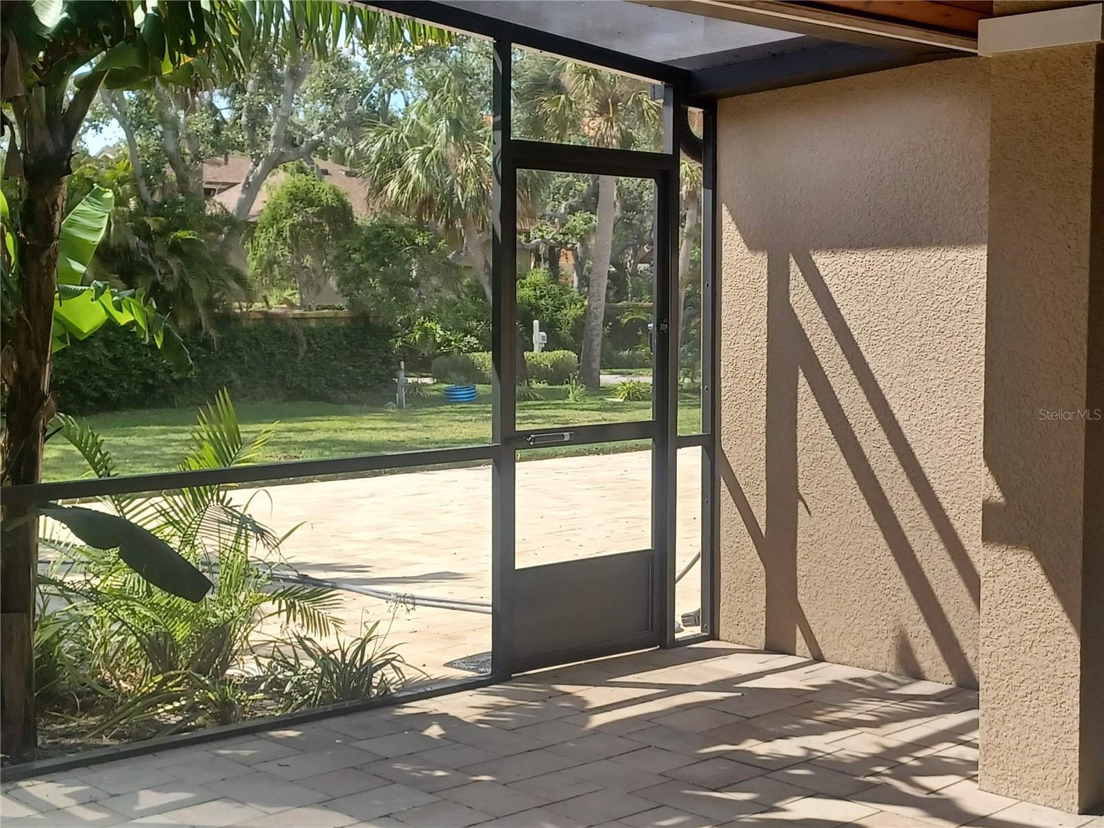 Screened Walkway to Additional Garage