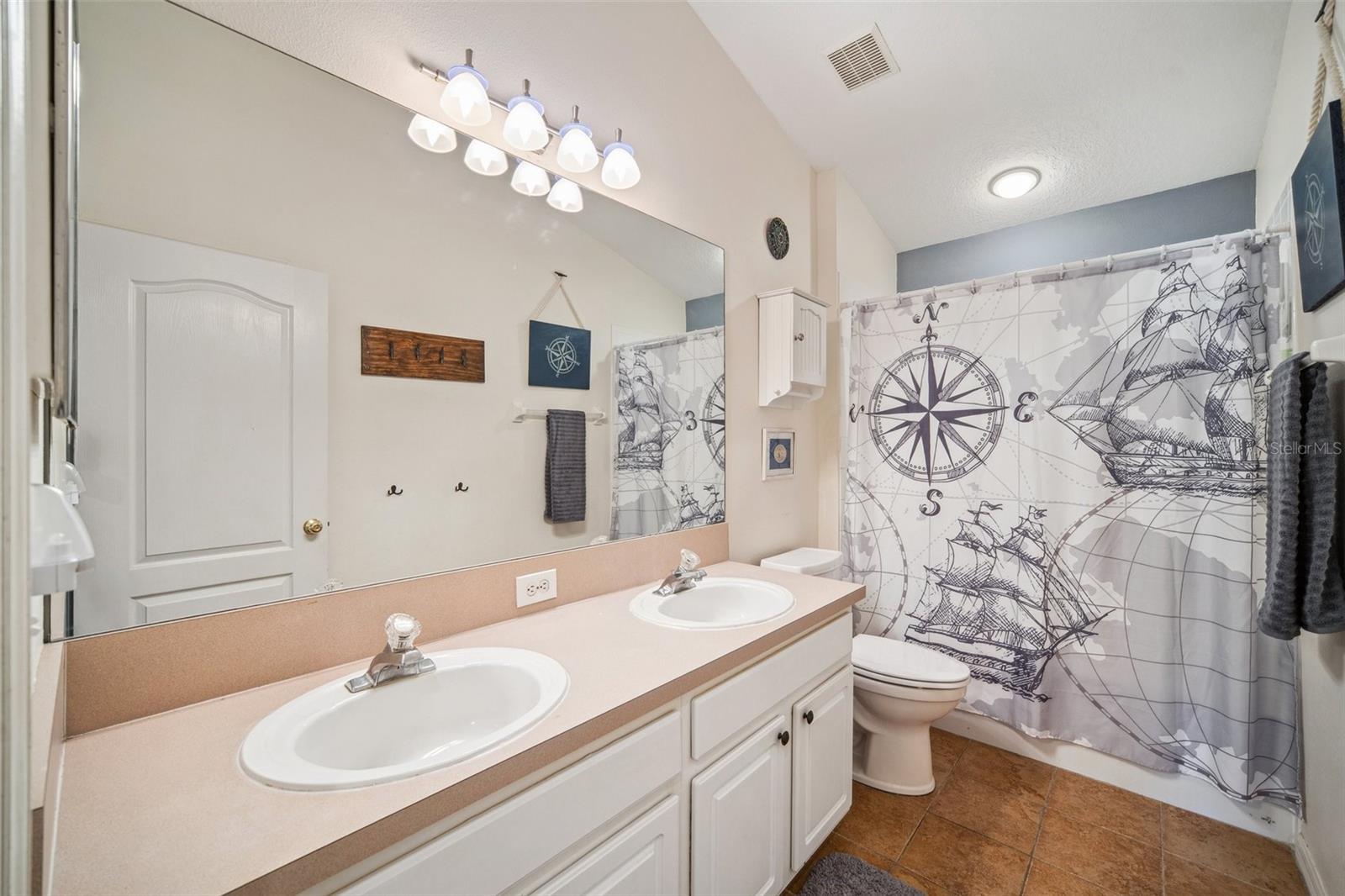 2nd Floor Shared Bath - dual sinks