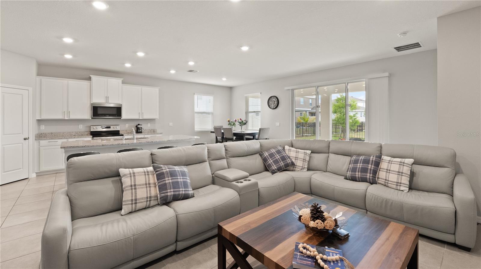 Open Concept - Livingroom/Dining/Kitchen Combo