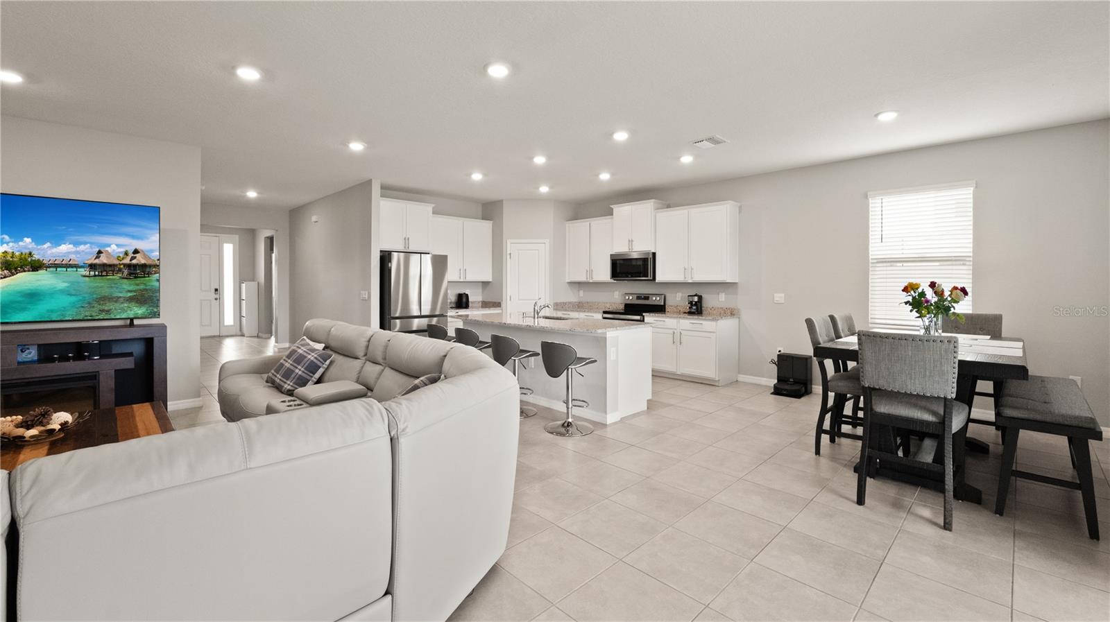 Open Concept - Livingroom/Dining/Kitchen Combo