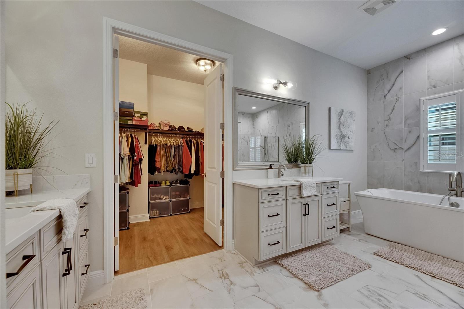 En Suite and entrance to Huge Walkin