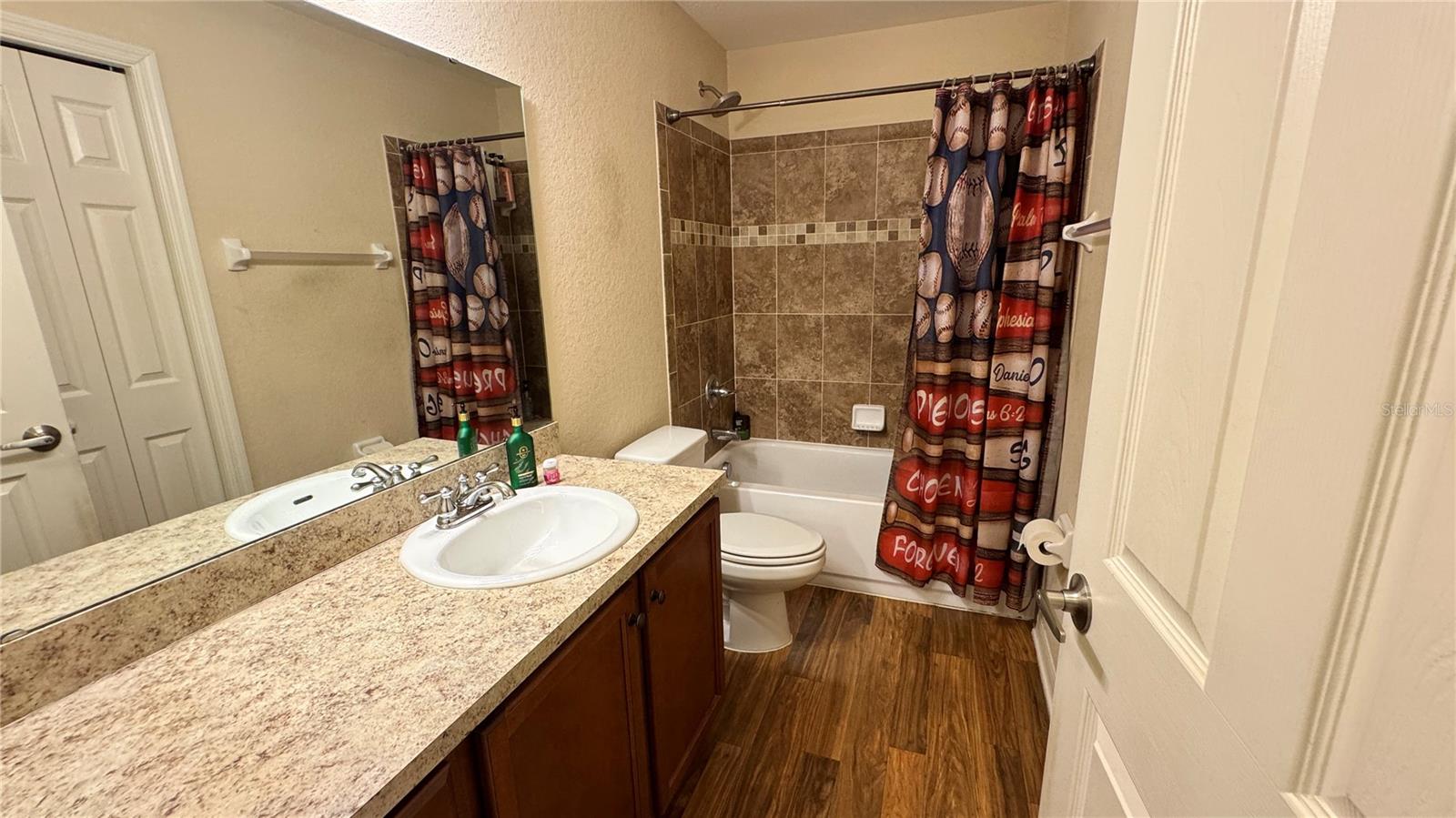 Common Bathroom w/ Tub/Shower Combo