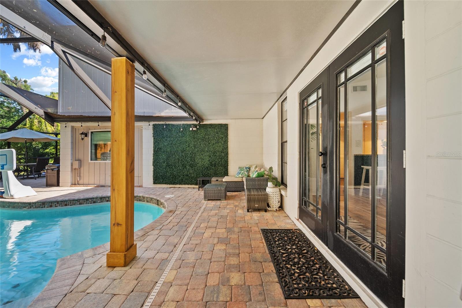 Enclosed lanai