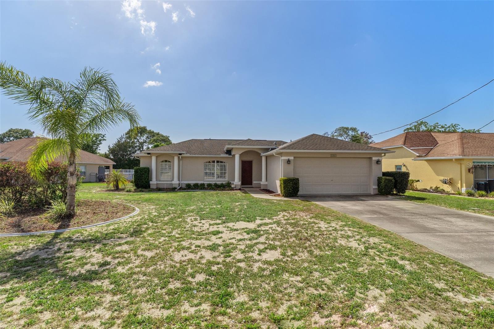 You will love the Tropical Palm this beautiful yard offers !