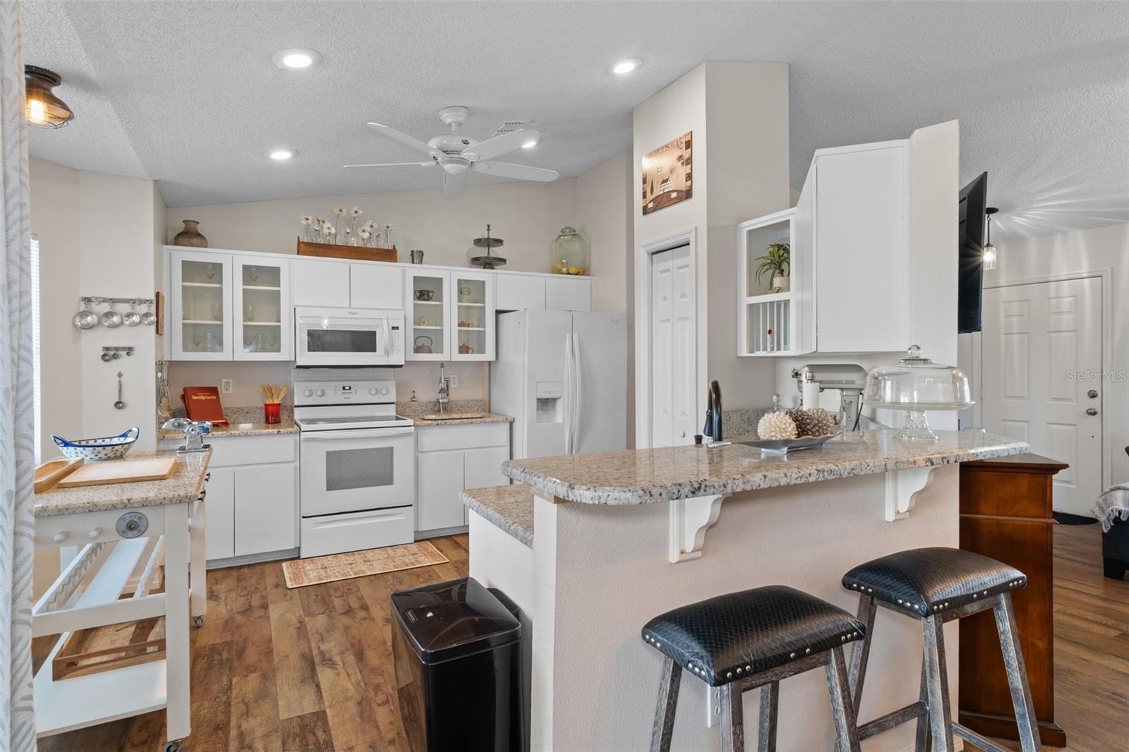 Wow, what a dream kitchen !! Do you like to cook and bake ? This kitchen is perfect bfor you !!