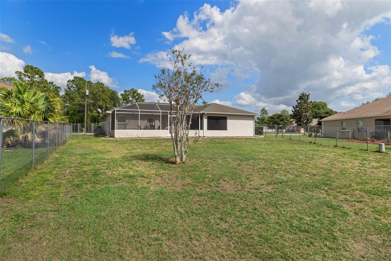 Lots of space in the backyard for families to play together !!