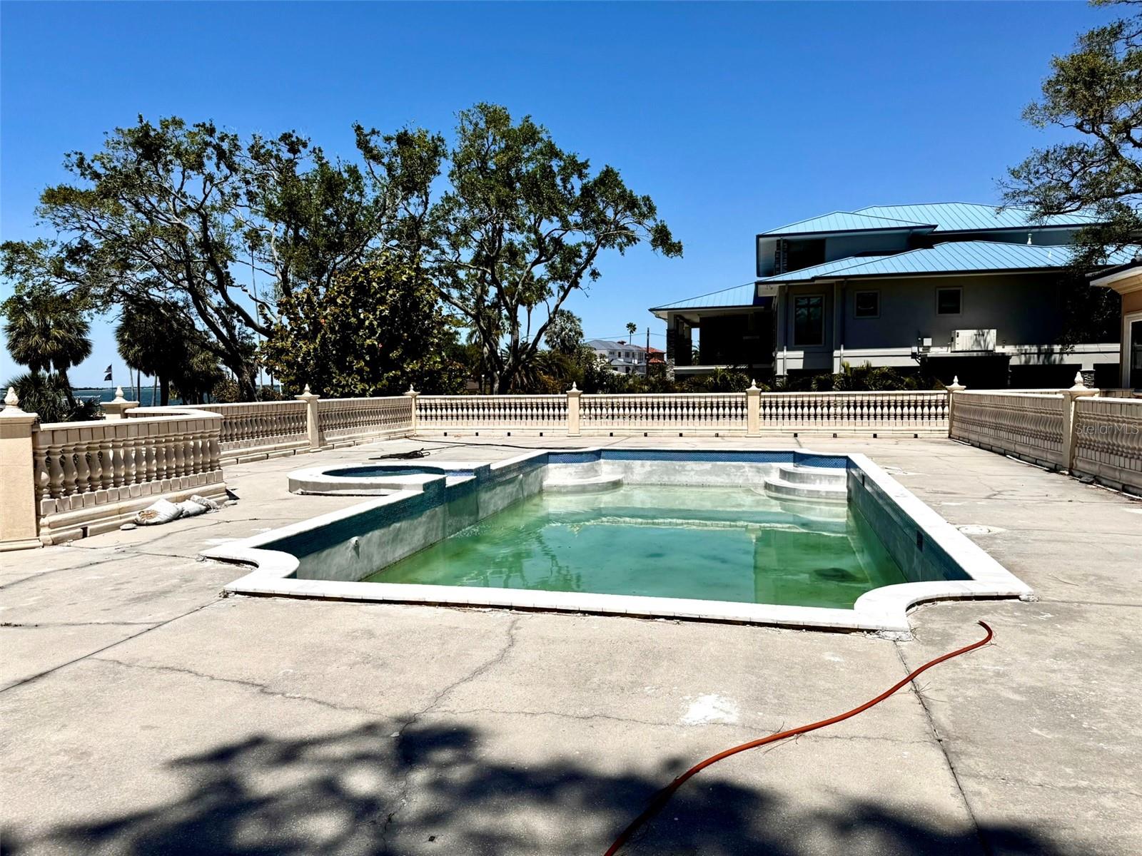 Pool & Spillover Spa