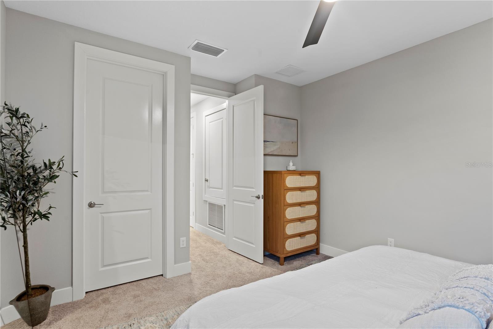 High ceiling and neutral paint ready for your decor!