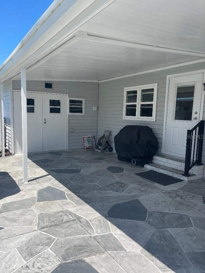 DRIVE WAY W/STORAGE ROOM