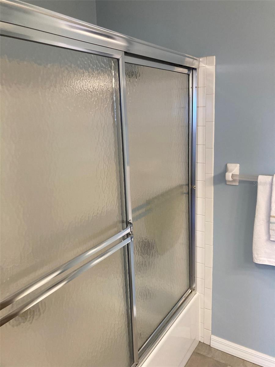 Tub/Shower in guest bath