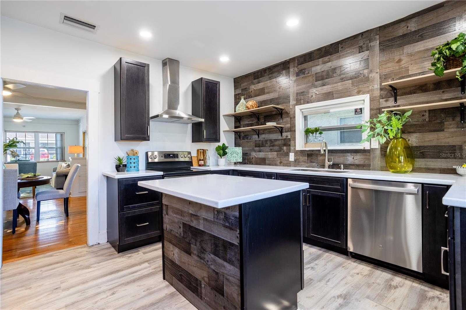 Stainless Steel Appliances and Quartz Countertops!