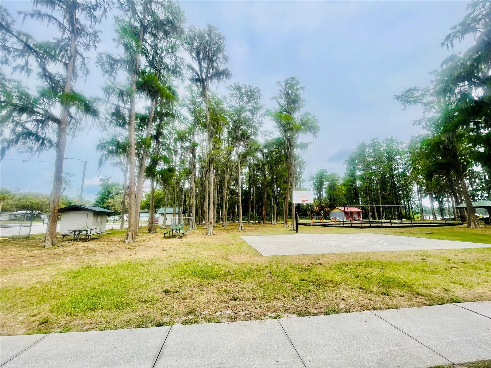 Recreational area from the Moon Lake Park