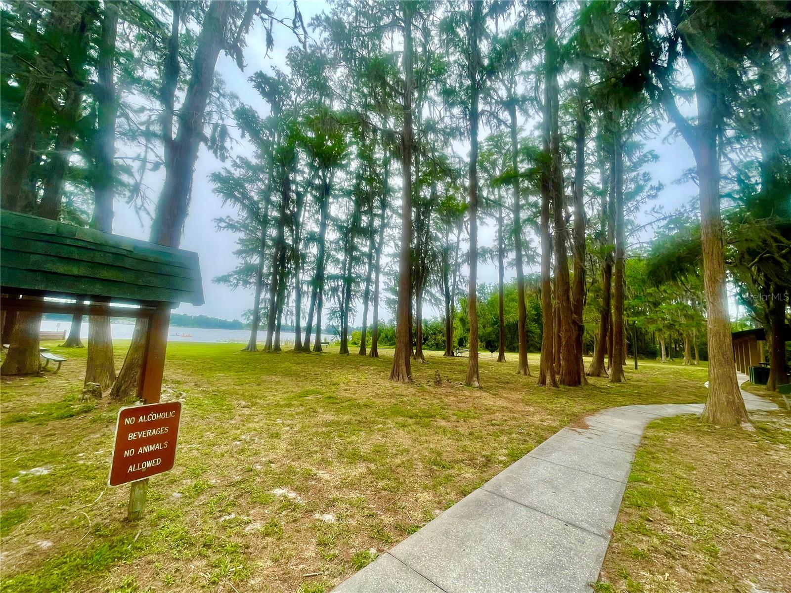 Recreational area from the Moon Lake Park