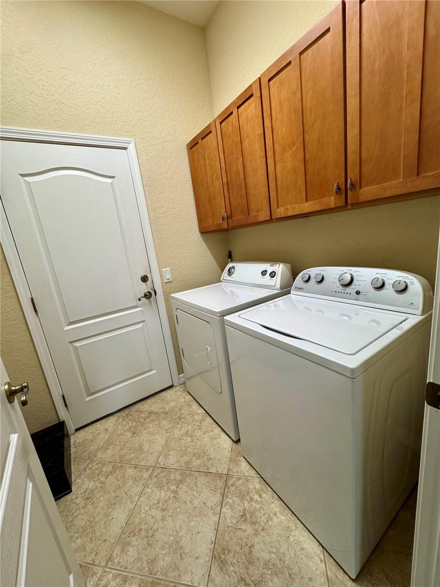 Laundry room - has a utility sink