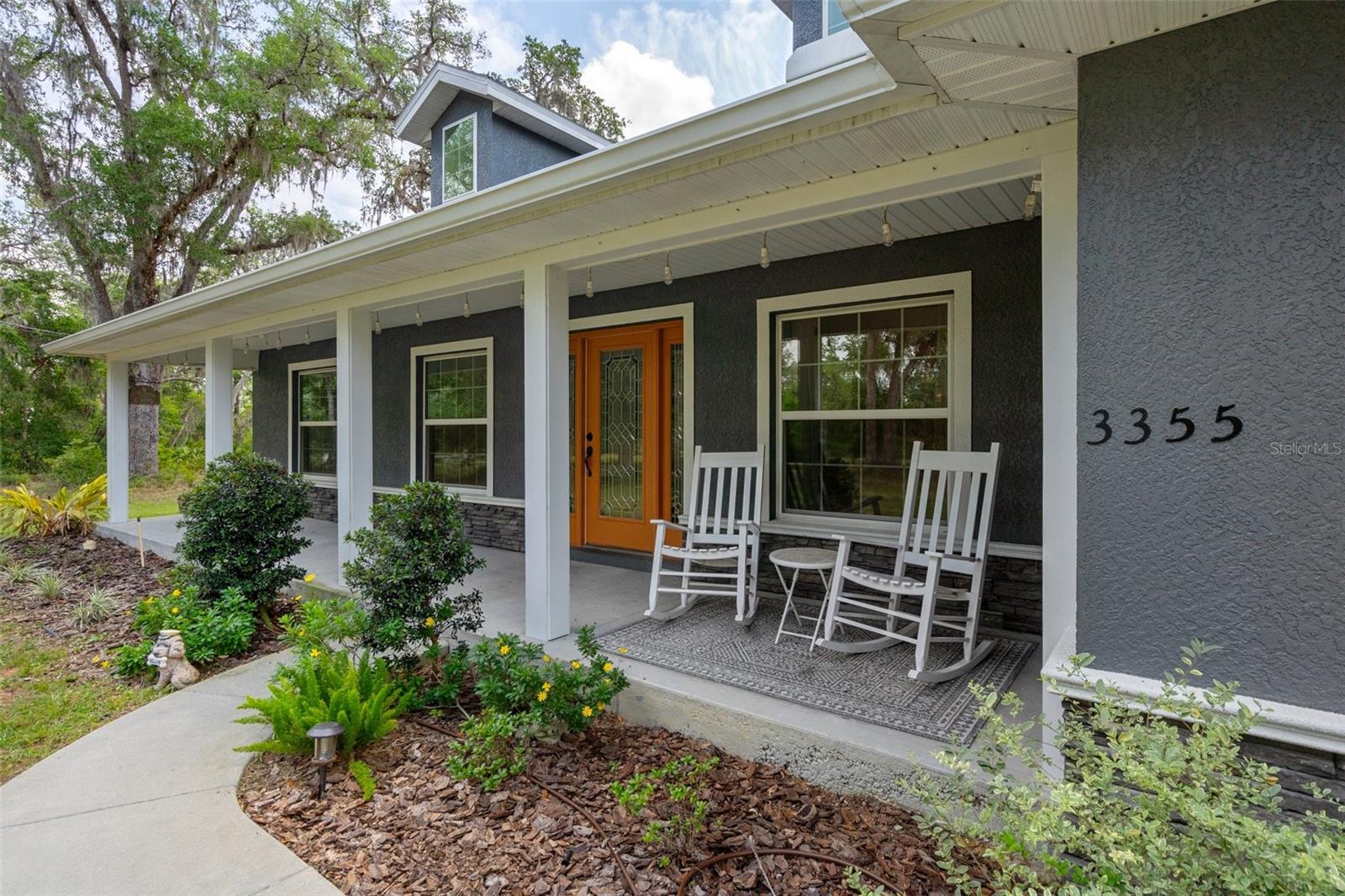 What a relaxing and wonderfl front porch