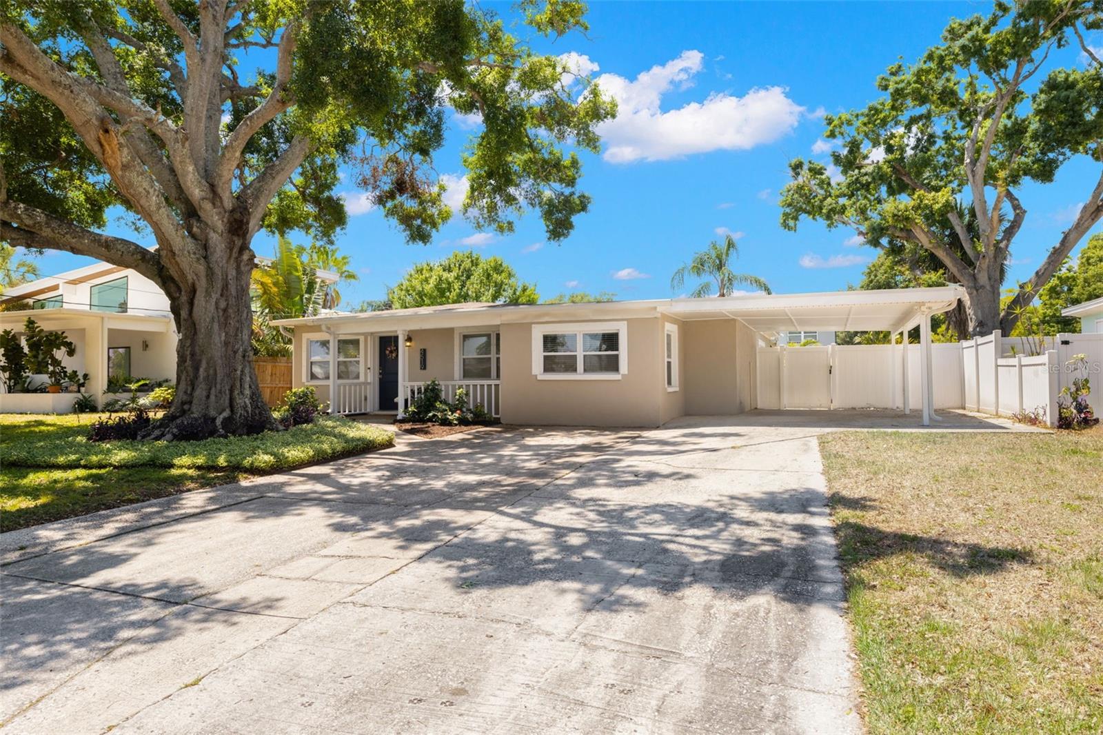 Carport and driveway in South Tampa