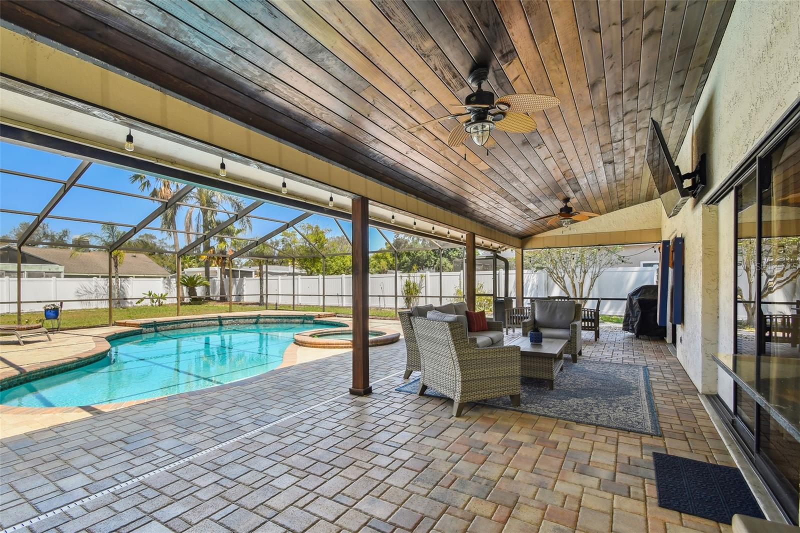 HUGE COVERED LANAI