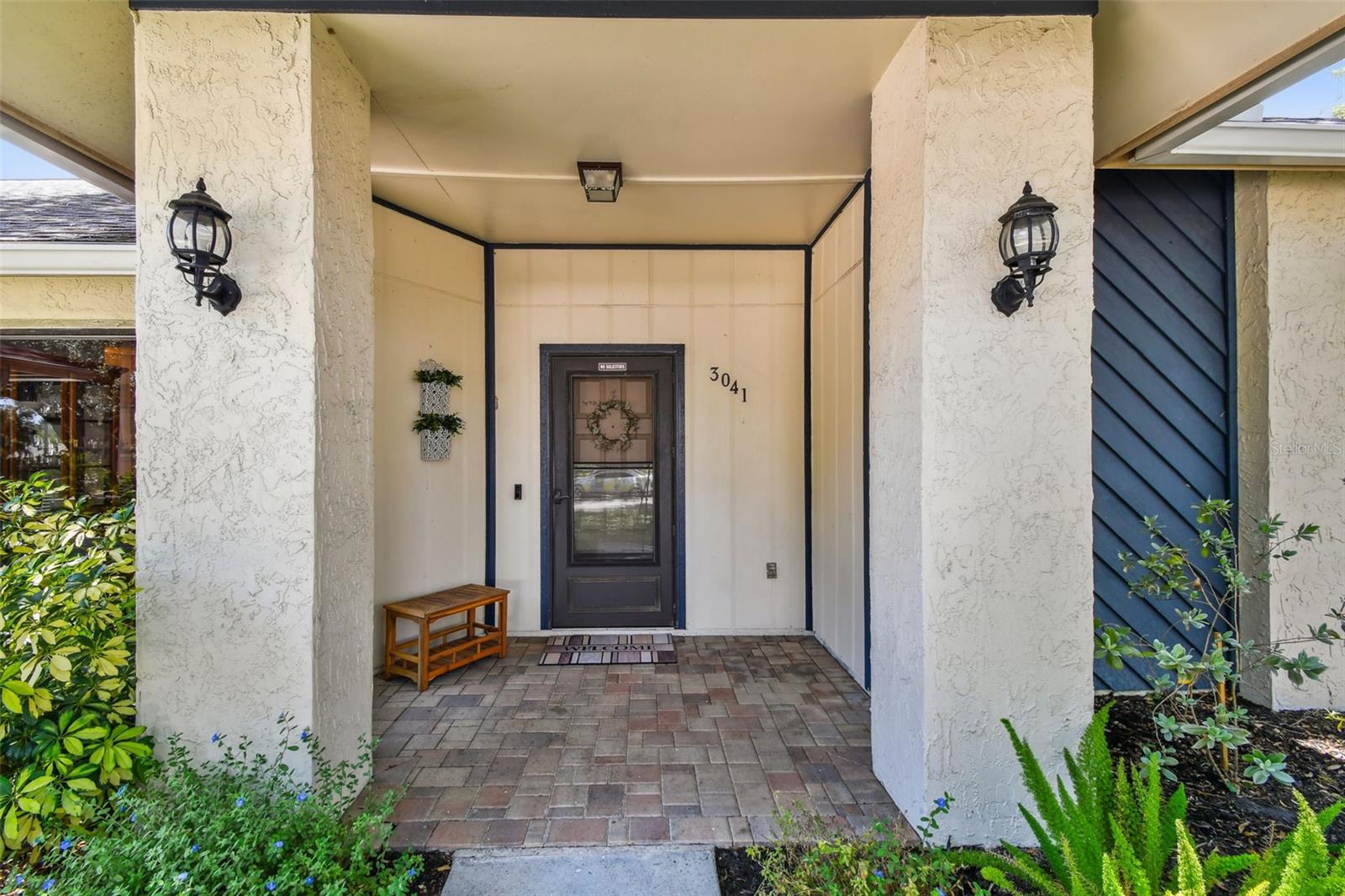 FRON PORACH ENTRY WAY - RING CAMERA INCLUDED