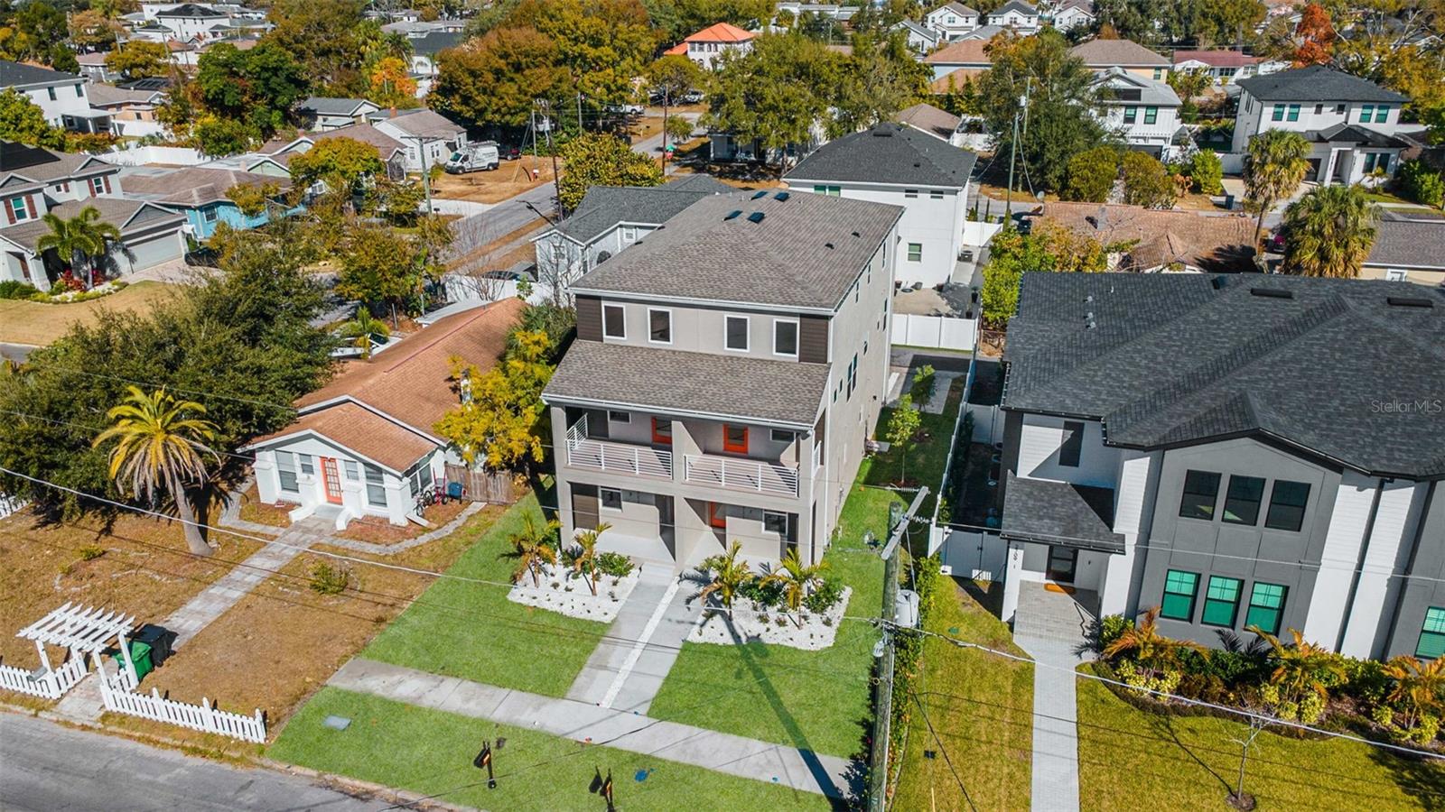 CENTRAL TAMPA - walking distance to multiple shops and restaurants