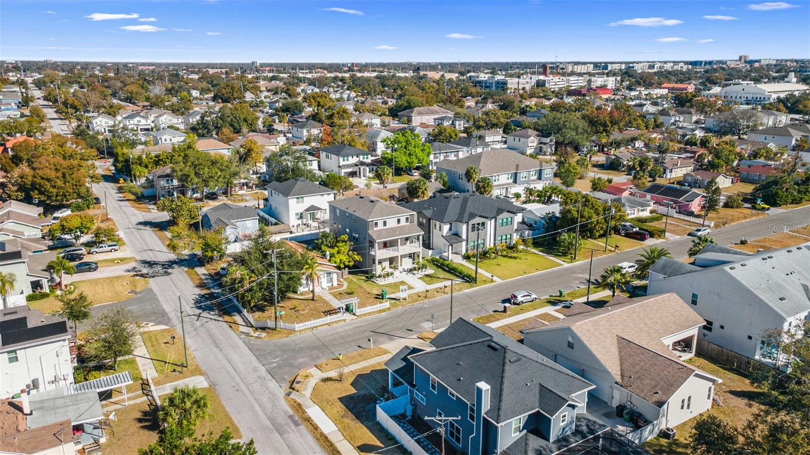 CENTRAL TAMPA - walking distance to multiple shops and restaurants