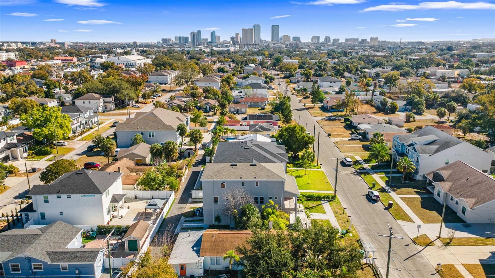 CENTRAL TAMPA - walking distance to multiple shops and restaurants