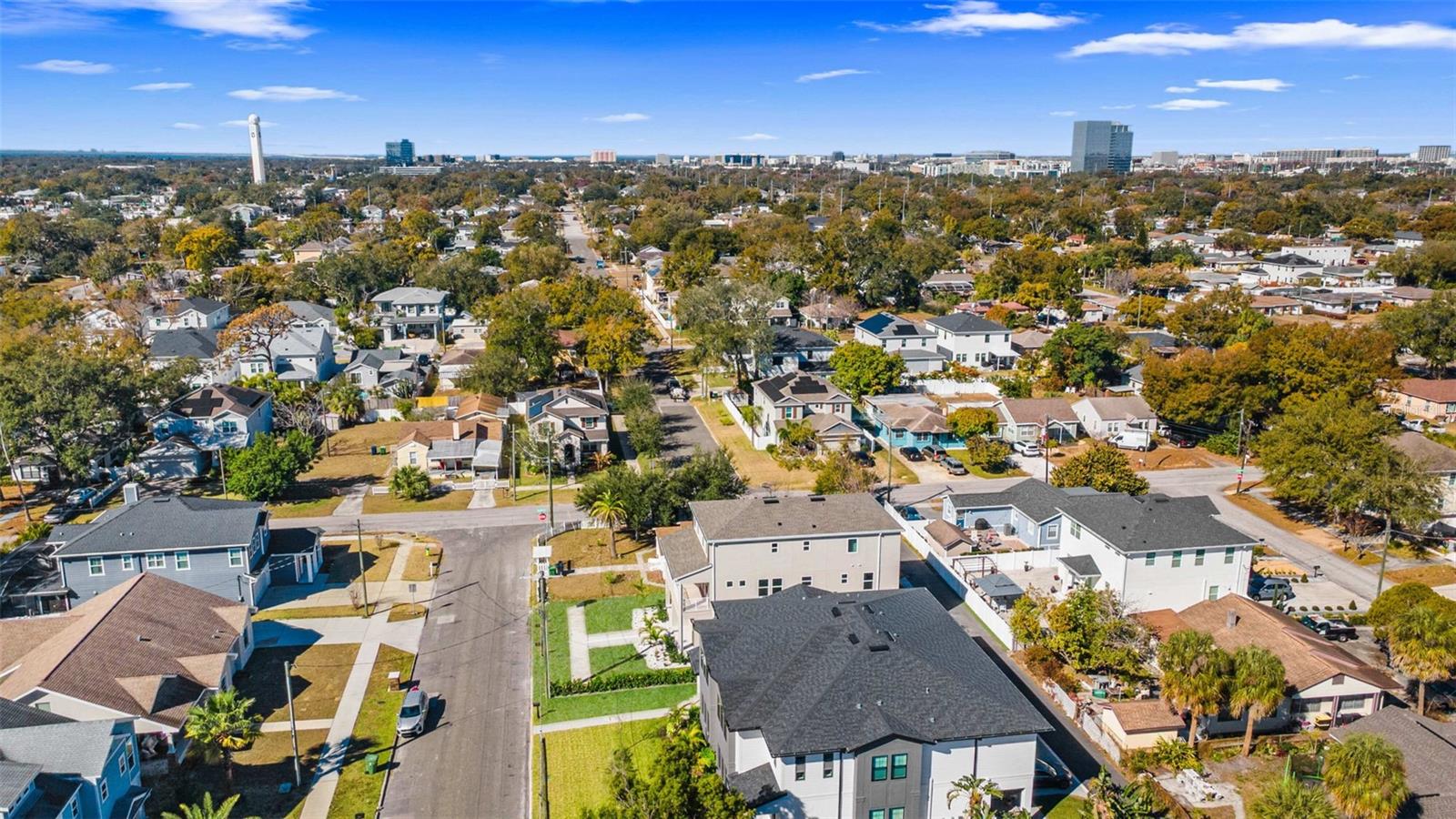 CENTRAL TAMPA - walking distance to multiple shops and restaurants
