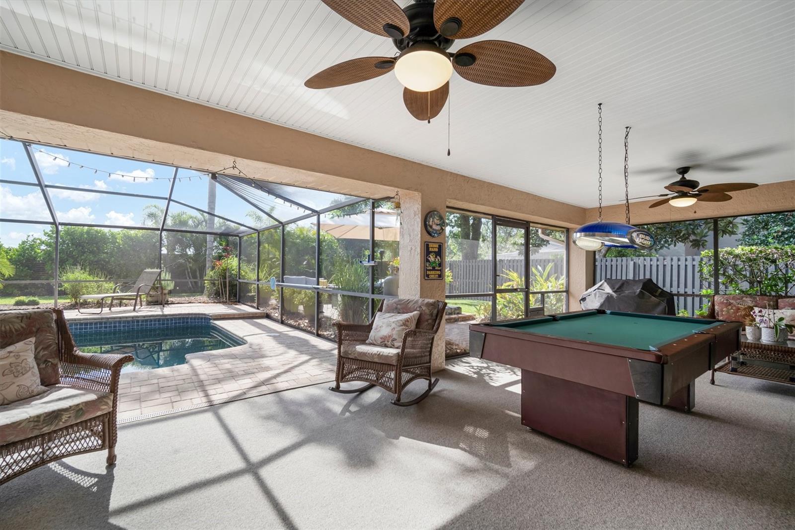 Spacious 'L' shaped screened lanai.