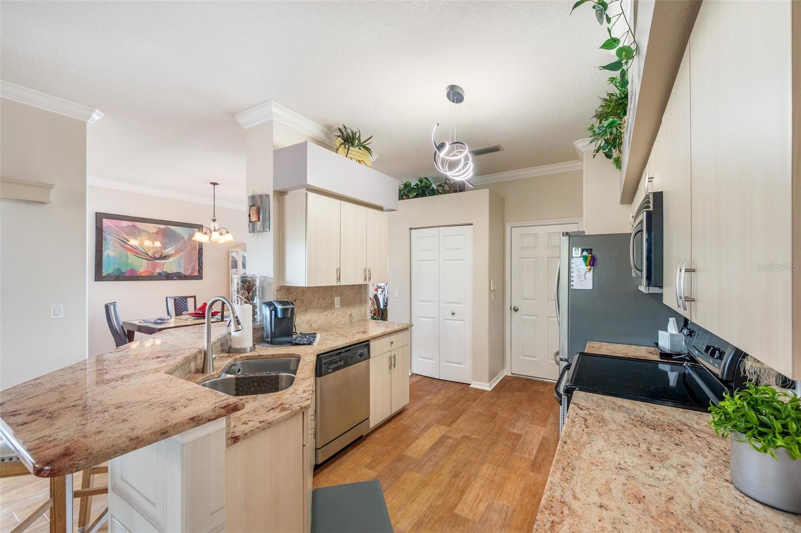 Kitchen with breakfast bar