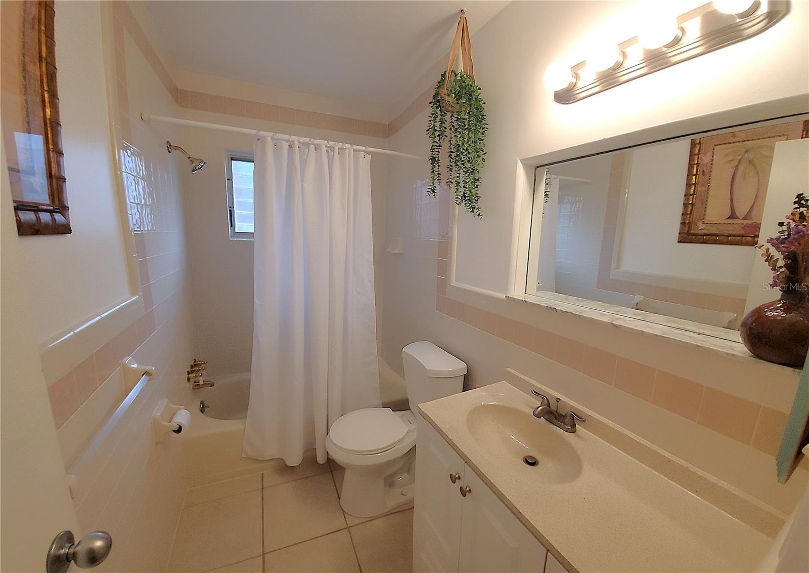 Guest Bath w/ Tub