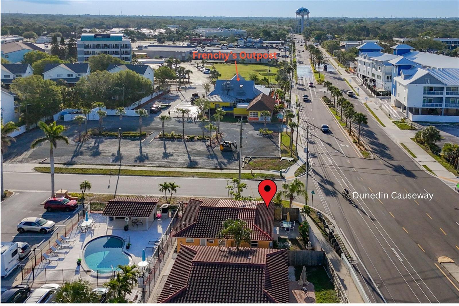 Located close to one of the Infamous Frenchy's Outpost Restaurant (famous for their Super Grouper Sandwich) and Dunedin Causeway - fantastic location!