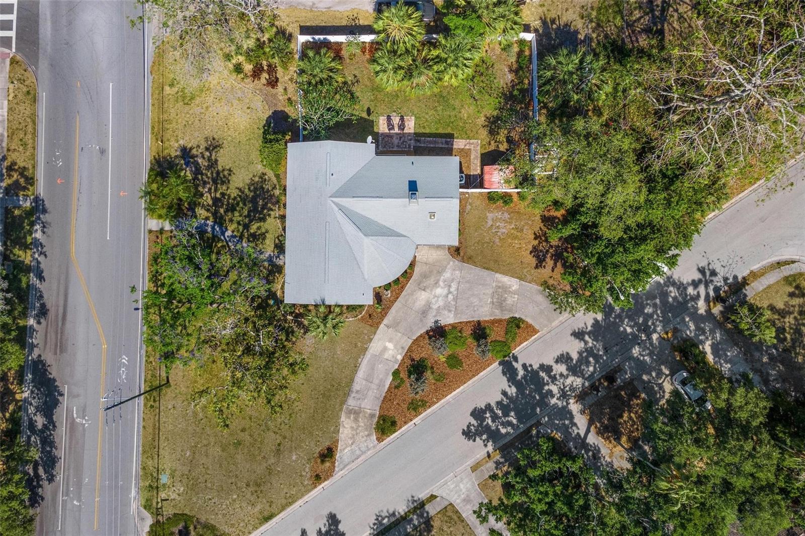 Note the convenient circular driveway.