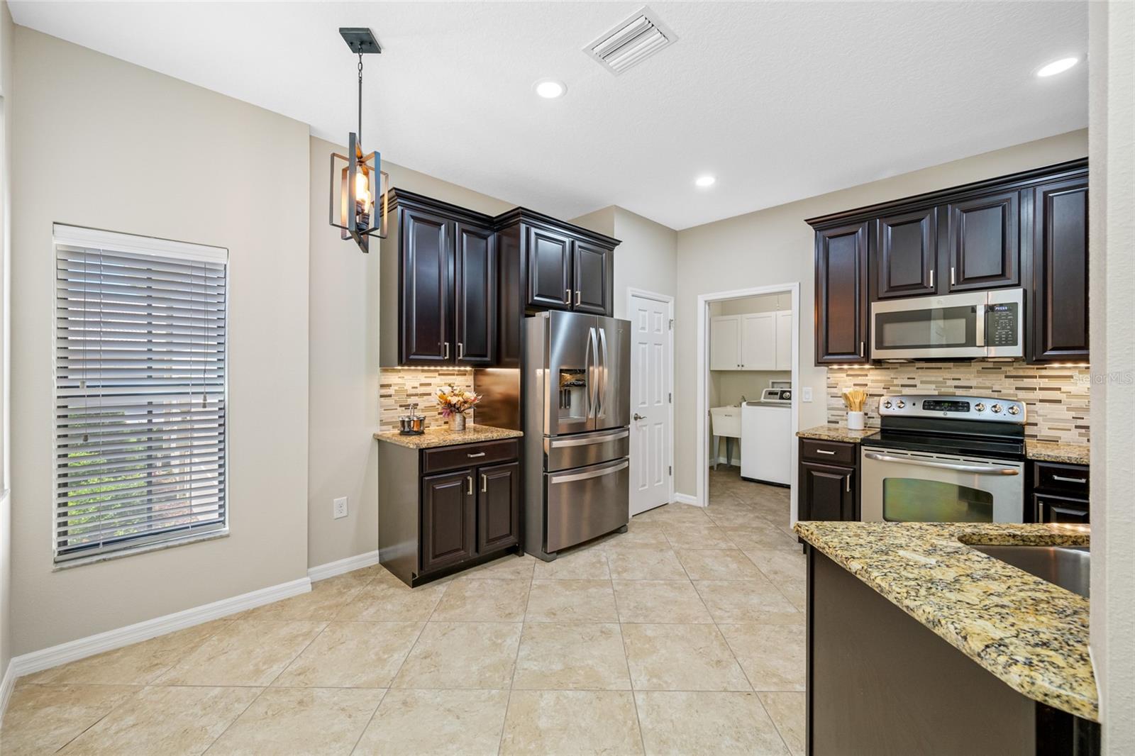 Gorgeous Eat-in Kitchen!