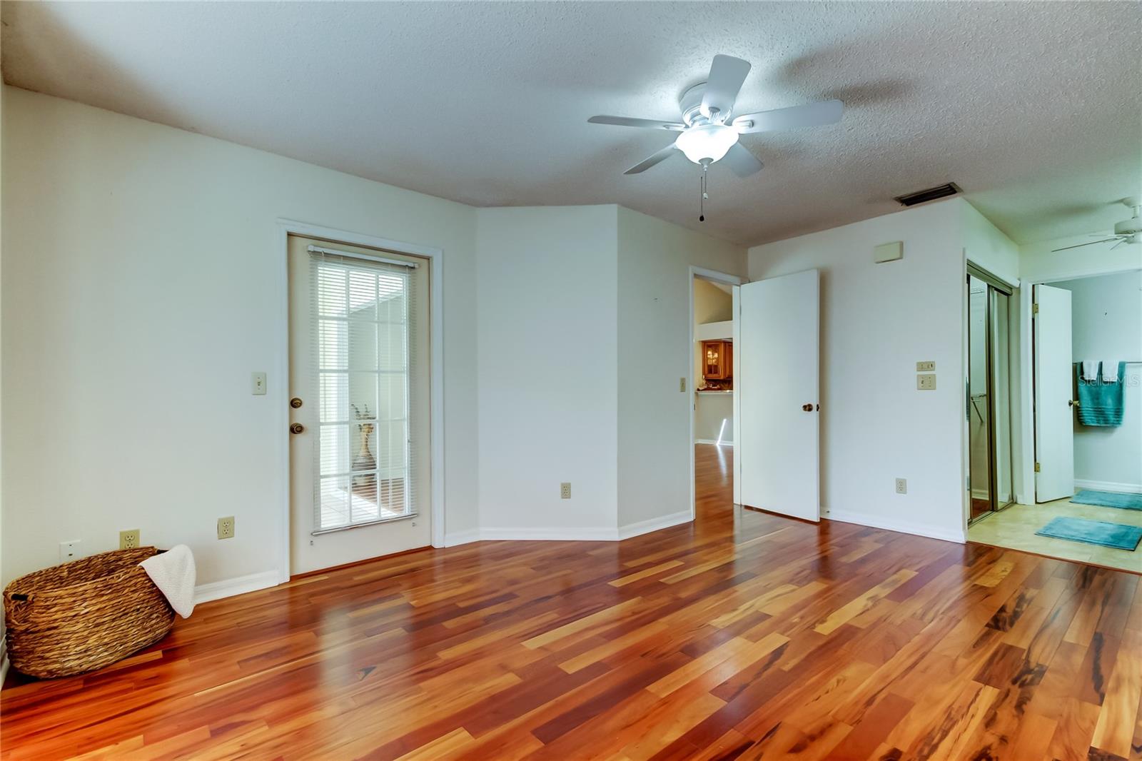 8a. Mbedrm w Backyard View (12.1 x 15.1') + Bay Window Bump Out, Open Dressing Area w Vanity & Walk In Closet, Private Bathrm!!