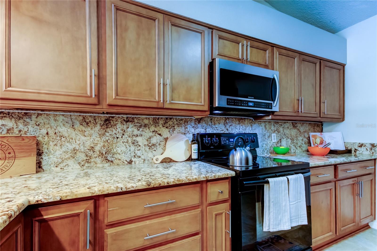 3. True Chef's Kitchen! (10.9 x 12.9') Room for Multiple Chefs & Little Dancing! Granite Runs up Wall as Backsplash!!