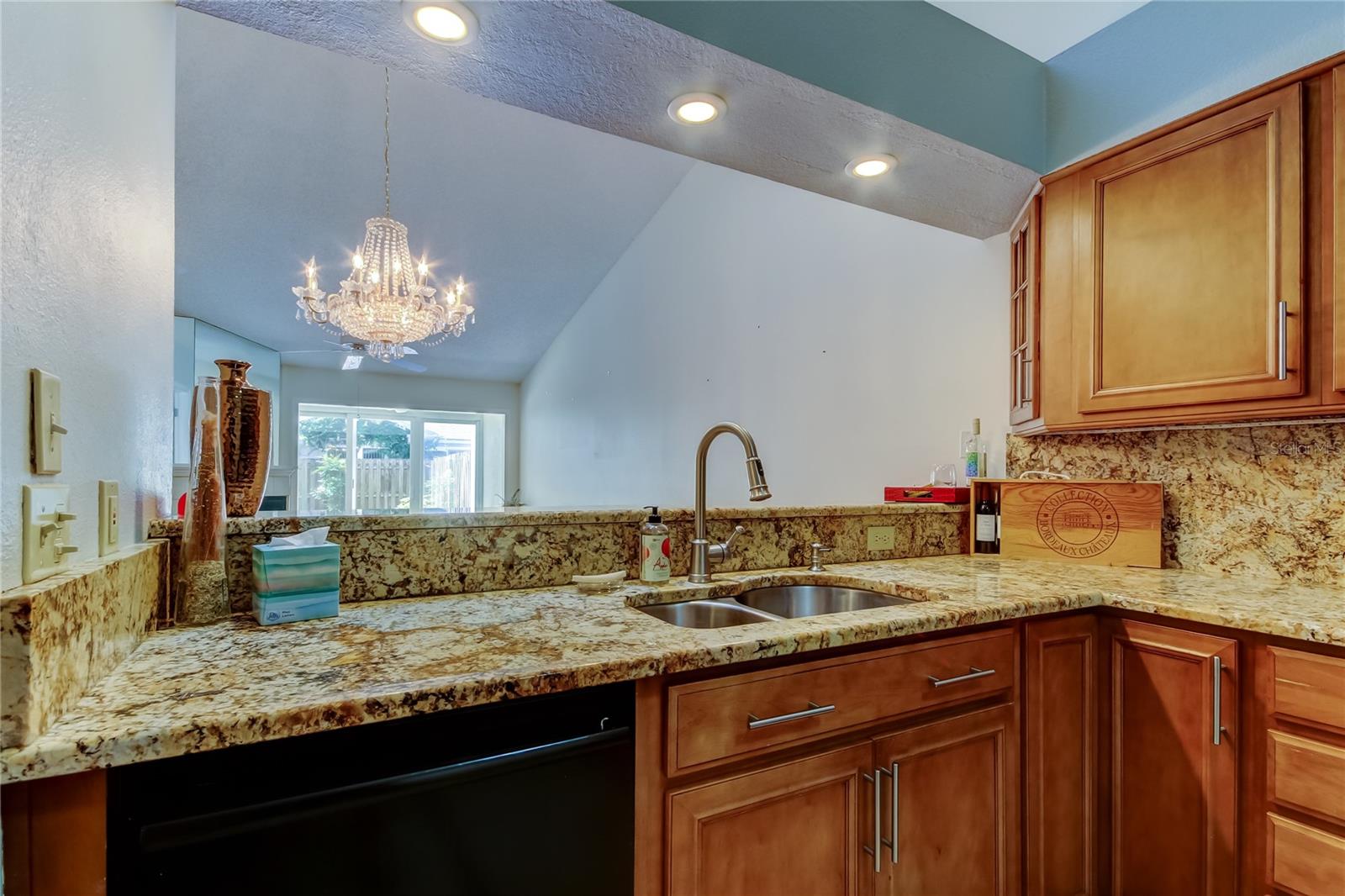 4a. Bosch Dishwasher.. Dual Basin Sink w Gooseneck Faucet.. Wide Breakfast Bar Easily Sits 3-4 Diners! (10.9 x 12.9')