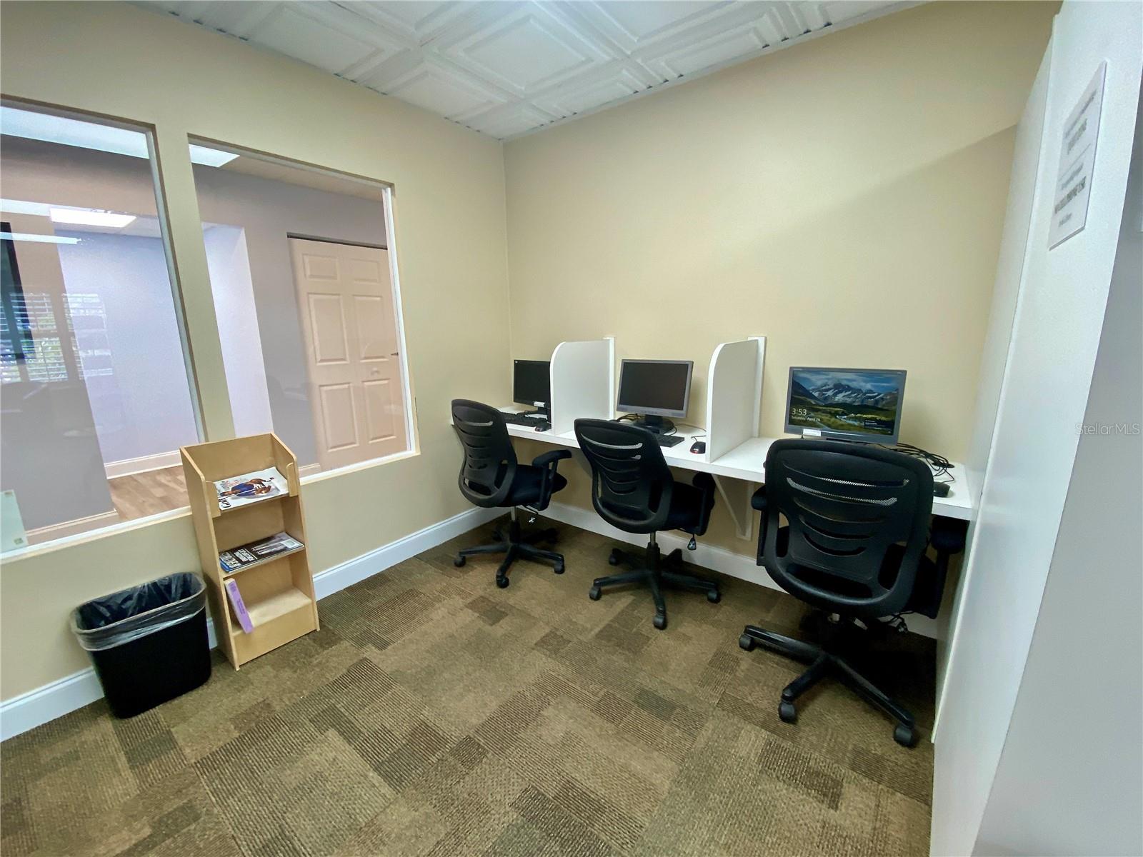 Computer station