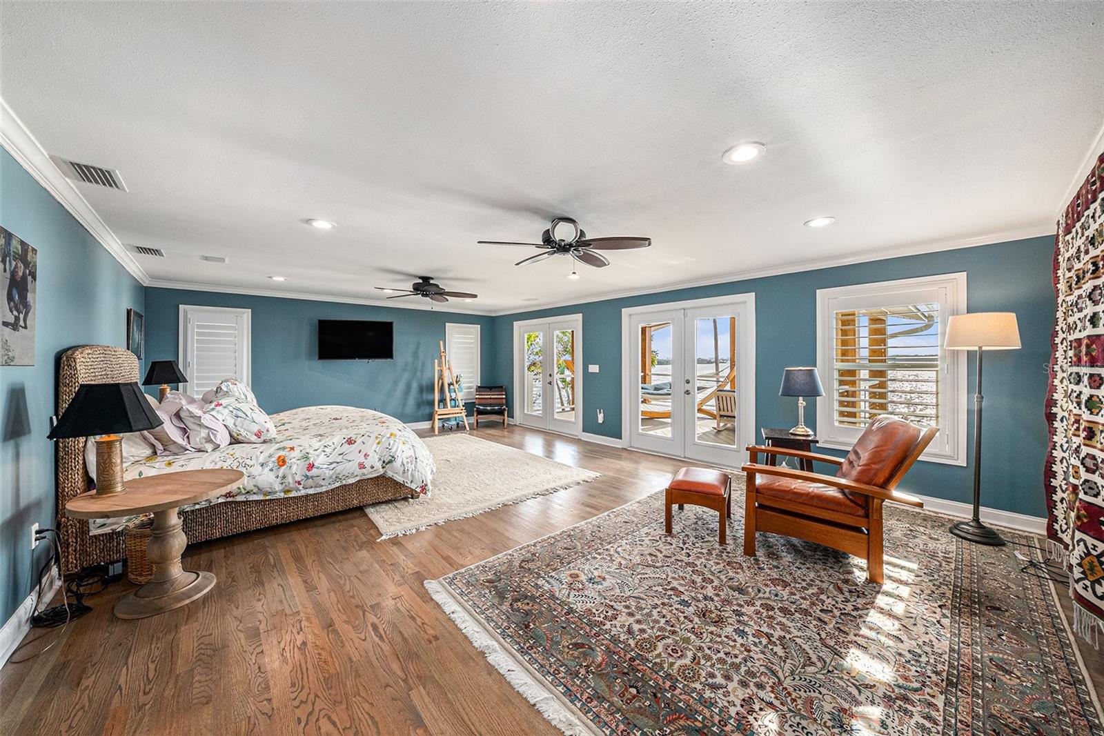 Spacious Primary Ensuite w/walk out covered lanai