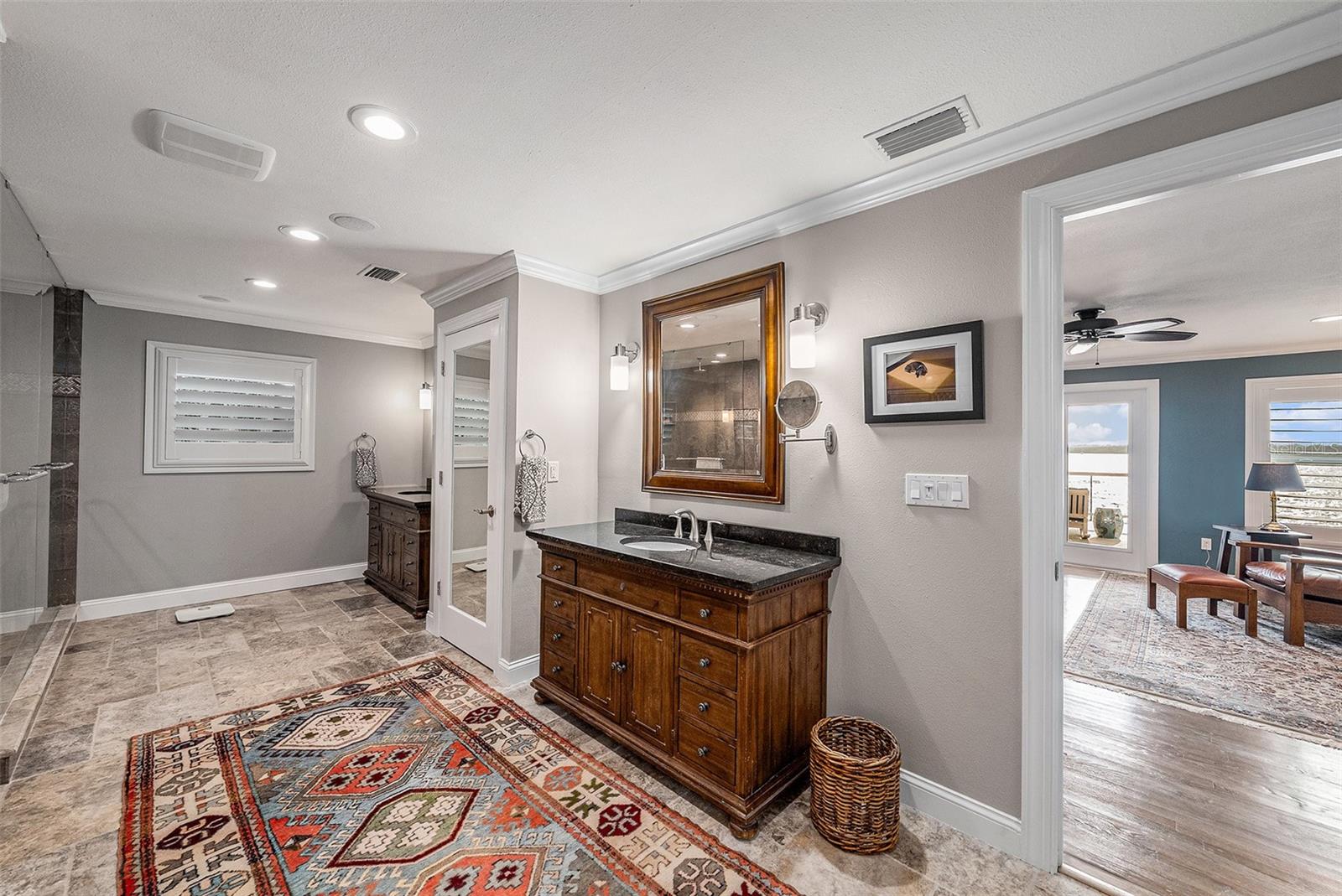 Primary ensuite w/double vanities and linen closet