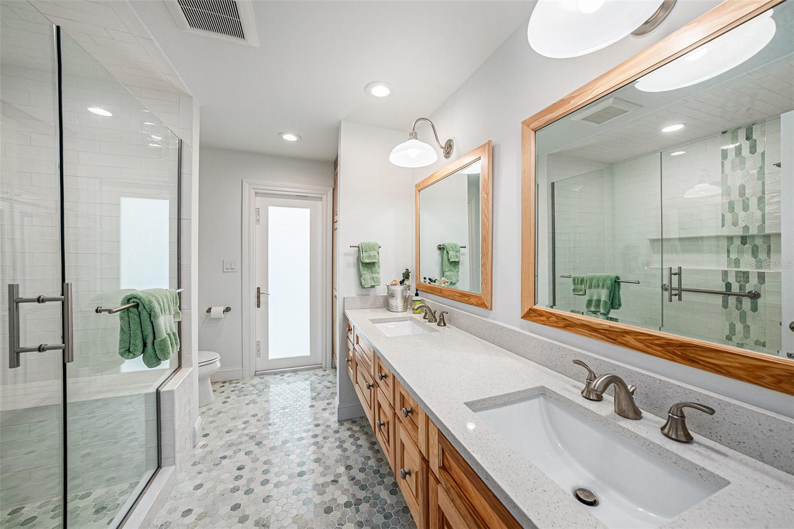 2nd Full Bathroom w/Walk-in Shower